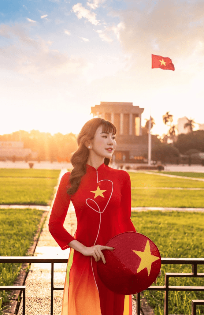 MC Hải Anh rạng rỡ trong tà áo dài cờ đỏ sao vàng - 1