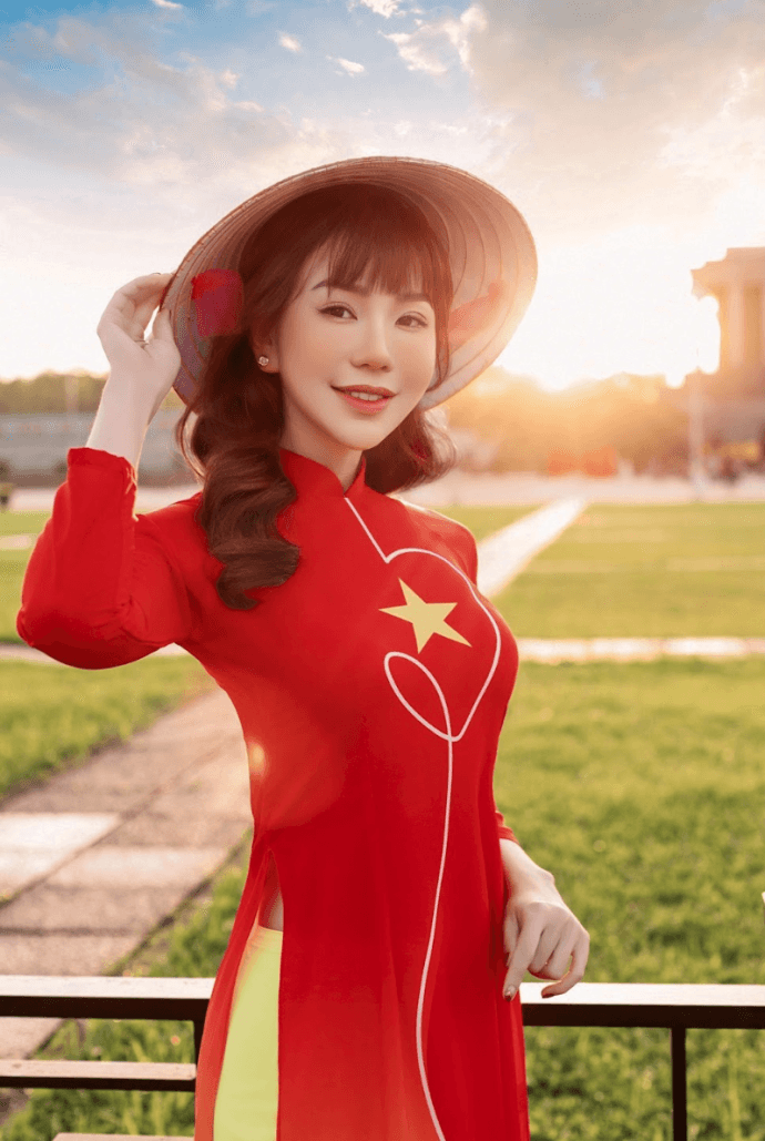 MC Hải Anh rạng rỡ trong tà áo dài cờ đỏ sao vàng - 3