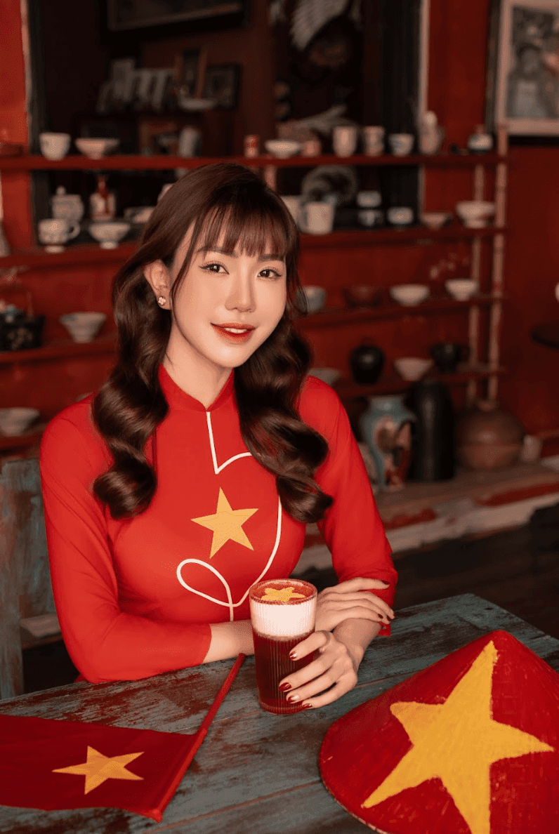 MC Hải Anh rạng rỡ trong tà áo dài cờ đỏ sao vàng - 4