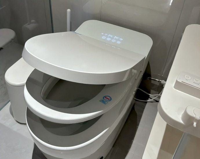 Bồn cầu thông minh với nhiều tính năng hiện đại.