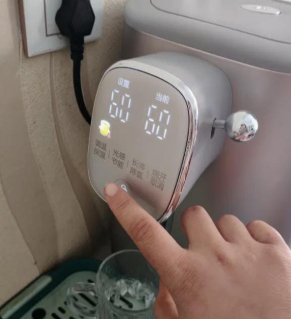 Ấm đun nước giữ nhiệt với thiết kế hiện đại.