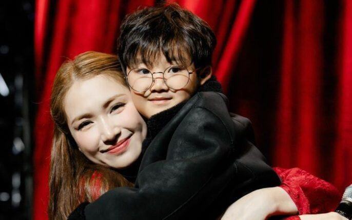 Bé Bo ‘đua thuyền say sóng’ cùng hit ‘Bắc Bling’ của mẹ Hòa Minzy