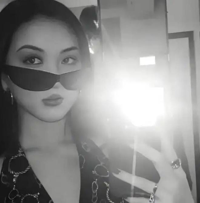 Bức ảnh gây tranh cãi của con gái Vương Phi Lý Á Bằng