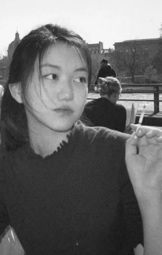 Bức ảnh gây tranh cãi của con gái Vương Phi Lý Á Bằng