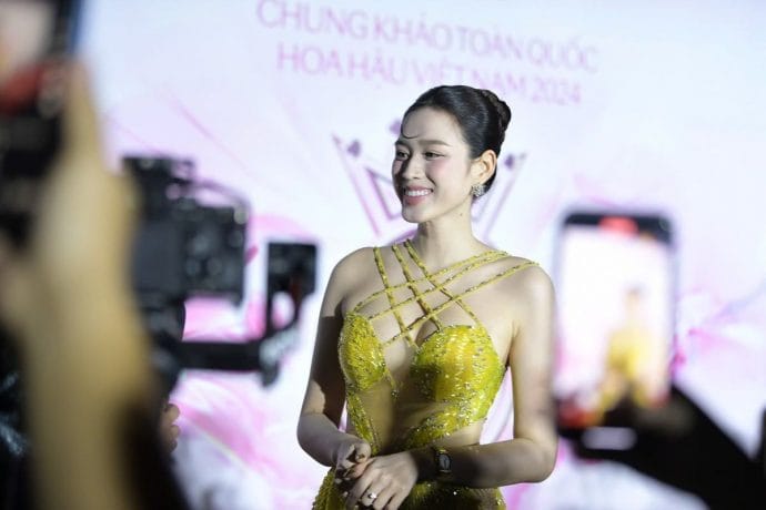 Cận vóc dáng thắt đáy lưng ong của Đỗ Thị Hà ảnh 2