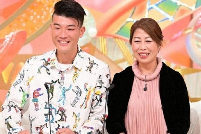 Chàng trai 32 tuổi cưới mẹ bạn cùng lớp: Tình yêu ‘đũa lệch’ khiến dân mạng ngỡ ngàng