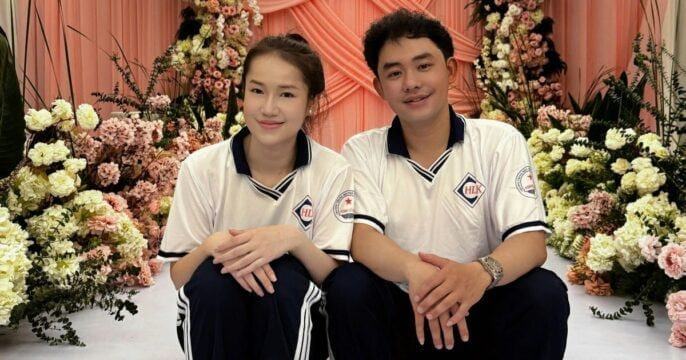 Chú rể bật khóc khi cô dâu mặc đồng phục học sinh trong ngày cưới