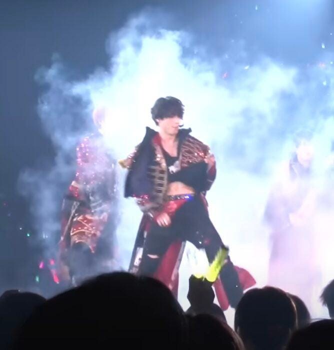 Nhóm nhạc nam Nhật Bản bị chỉ trích vì vũ đạo 'kéo quần' khoe nội y phản cảm Ảnh 2