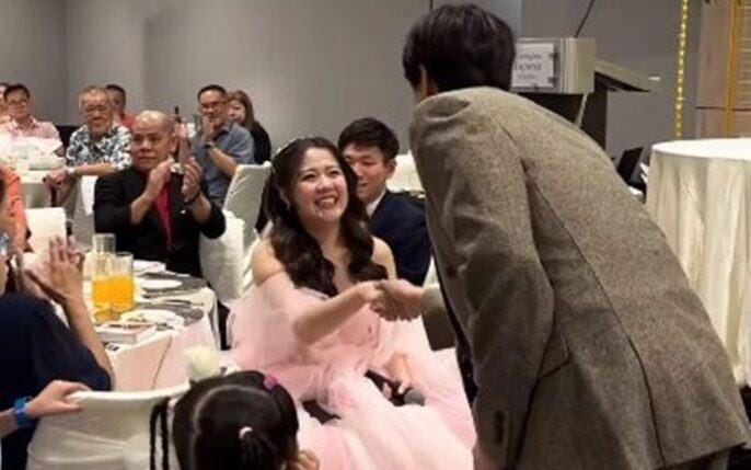 Cô dâu bật khóc khi thần tượng Glenn Yong bất ngờ xuất hiện trong đám cưới