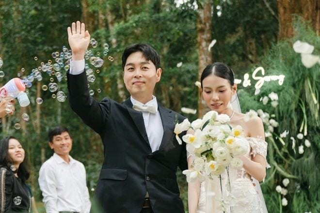 Cô gái Quảng Nam lấy chồng Hàn hơn 14 tuổi: Hôn lễ ‘lạ lùng’ giữa rừng thông Đà Lạt