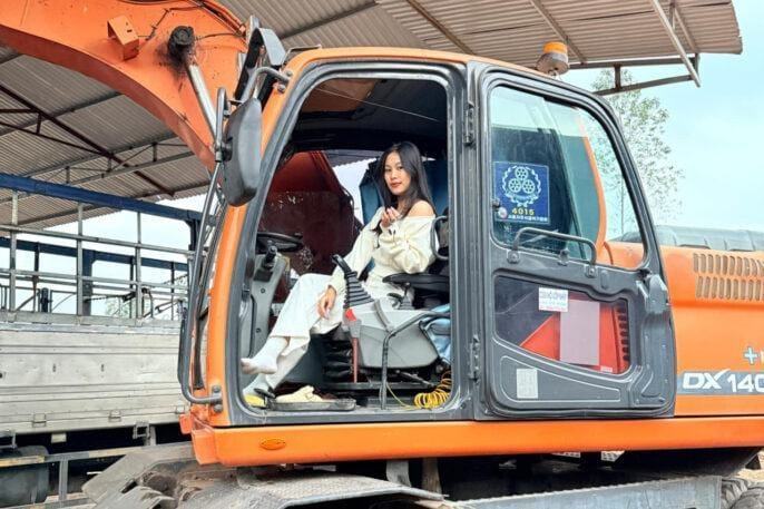 Cô gái xinh đẹp gây sốt khi lái xe tải 34 tấn và máy xúc khổng lồ