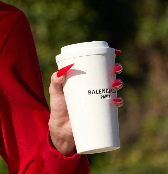 Mẫu túi xách hình ly cà phê của Balenciaga gây tranh cãi