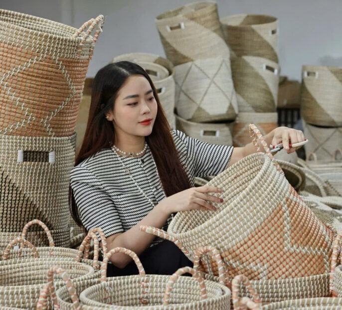 Cô giáo trẻ khởi nghiệp từ cây cói, doanh thu ‘khủng’ 30 tỉ đồng/năm