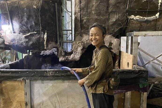 Khánh Ly tươi tắn tại phim trường 'Địa đạo'.