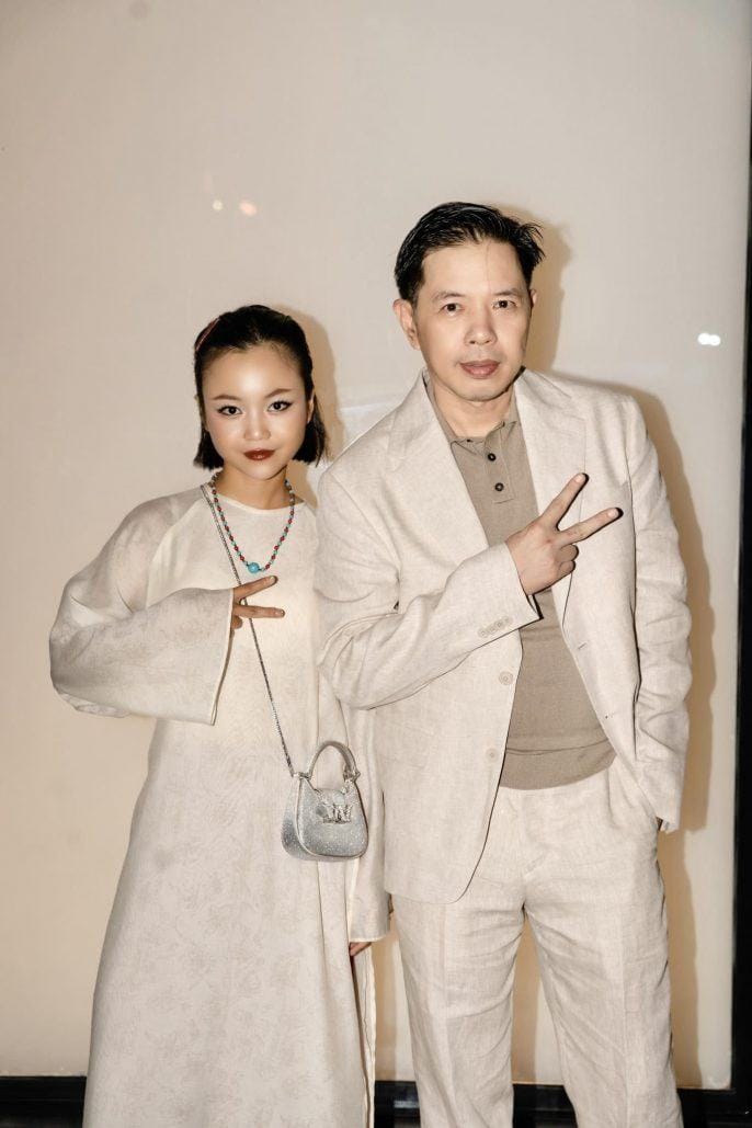 Khánh Ly vai Cấm và diễn viên Thái Hòa vai Bảy Theo.