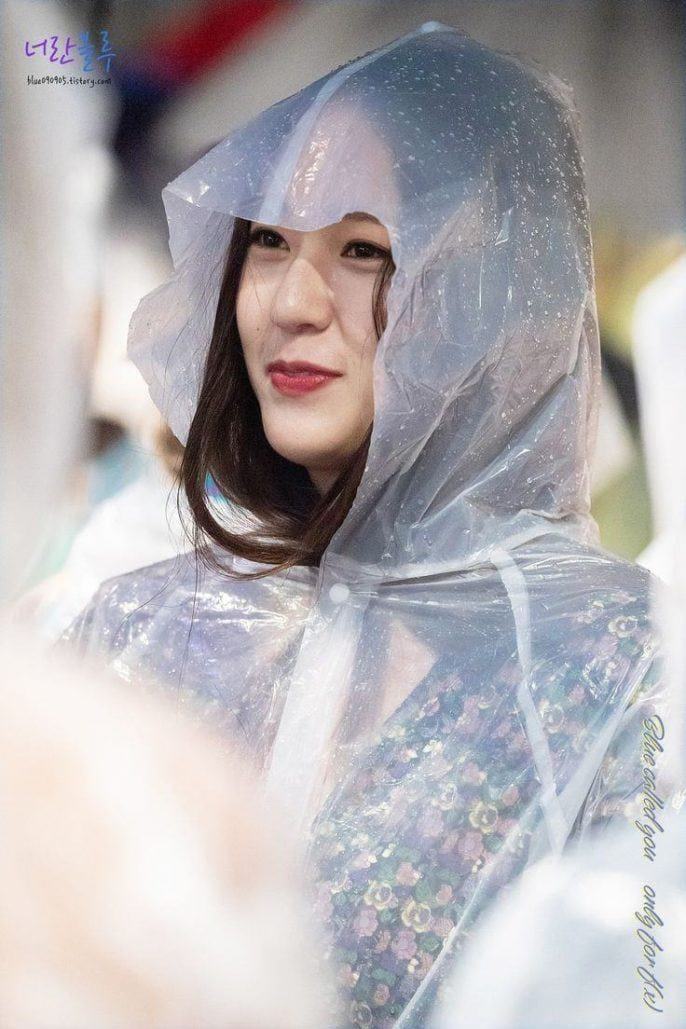 Krystal Jung mặc áo mưa
