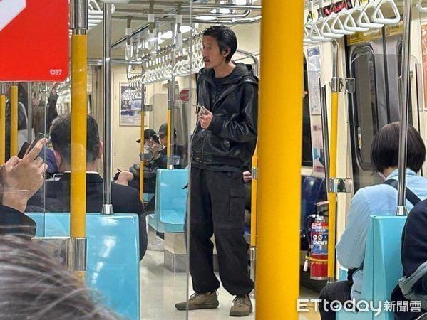 Khán giả gặp Đường Trì Bình trên tàu điện. (Ảnh ETtoday)