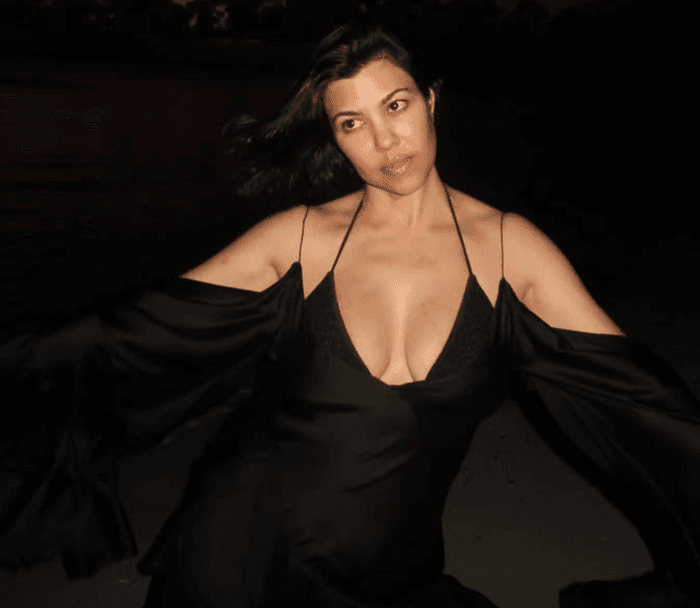 Cộng đồng mạng tranh cãi trước việc con gái 12 tuổi là người đảm nhiệm vị trí 'phó nháy' cho bộ ảnh gợi cảm của Kourtney Kardashian. (Ảnh: Instagram nhân vật)