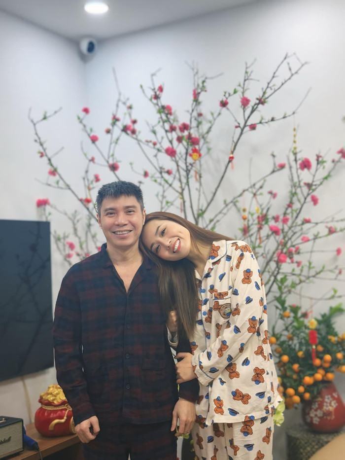 Vợ Công Lý lộ rõ vẻ hạnh phúc khi chứng kiến sức khoẻ chồng chuyển biến tốt qua từng ngày. Ảnh: FBNV