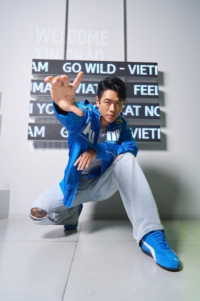 Michael Trương “mix” giữa phong cách lịch lãm và thêm một chút gợi cảm với set đồ Puma lấy tone xanh làm chủ đạo.