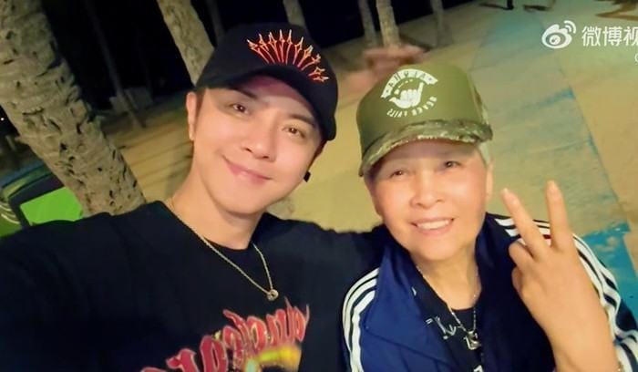 La Chí Tường và mẹ tại Hawaii