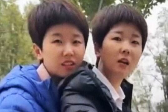 Hai cô gái giống nhau 99% bất ngờ phát hiện là chị em sinh đôi