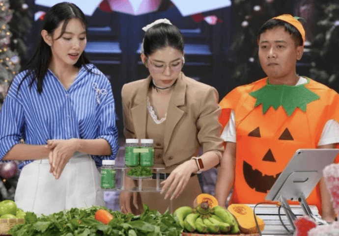 Hoa hậu Thùy Tiên trong một phiên live bán kẹo Kera