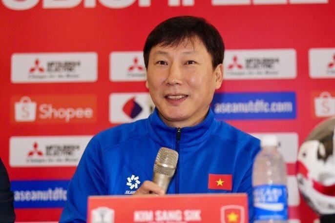 HLV Kim Sang-sik: ‘ĐT Việt Nam cần thêm cầu thủ nhập tịch để thống trị châu Á’