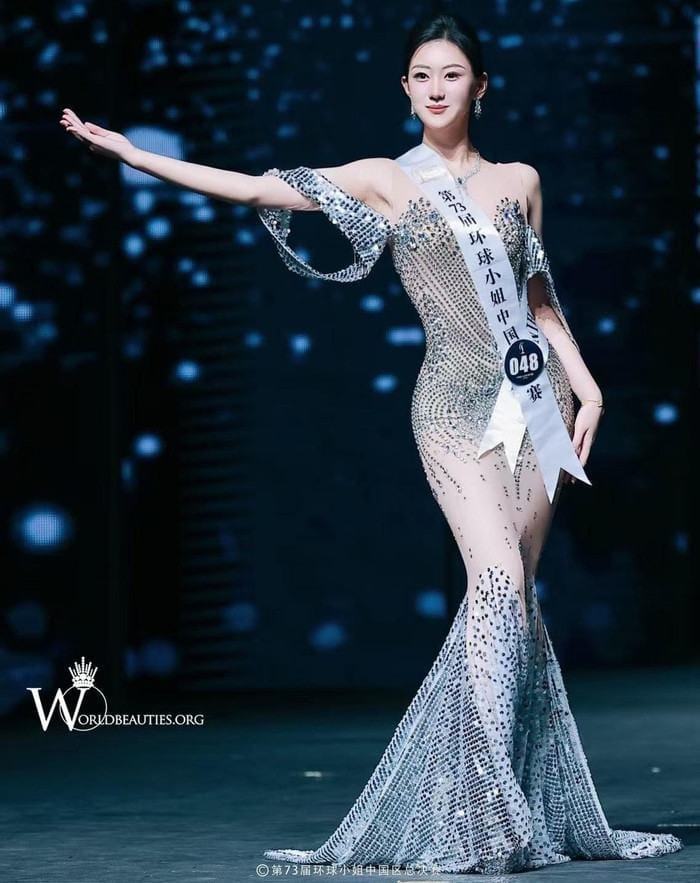 Hoa hậu Xinying Zhu sinh năm 2007, cô là sinh viên ngành Hàng Không, đến từ tỉnh An Huy (Trung Quốc).