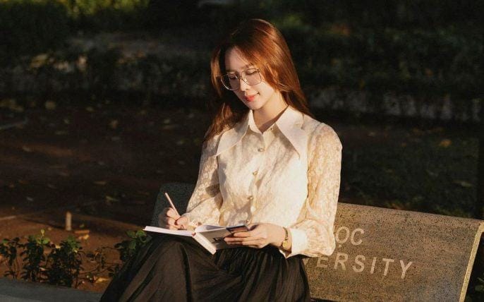 Hoa hậu Bảo Ngọc gây tranh cãi khi ‘chạy deadline’ giữa buổi tập diễu binh