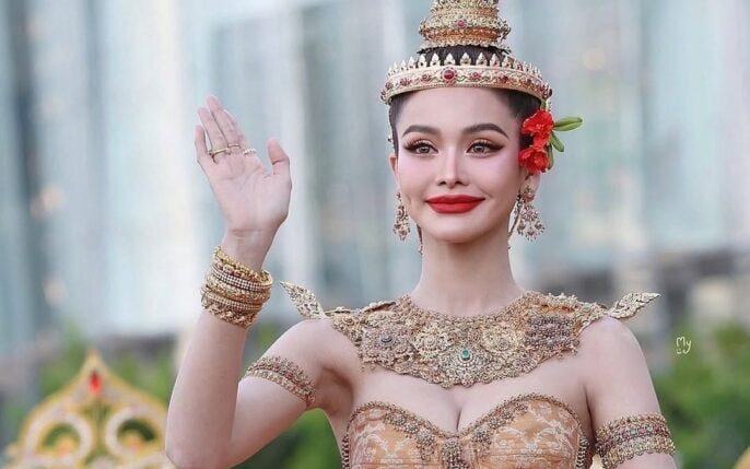 Hoa hậu Engfa Waraha gây sốt với màn ‘sóng đôi’ cùng tình tin đồn tại Tết té nước