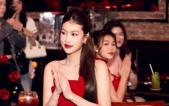 Hoa hậu Thiên Ân bị ‘đụng chạm’ gây tranh cãi giữa buổi chụp hình