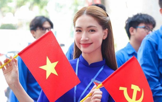 Hòa Minzy và Diệu Nhi gây bão MXH với hành động ‘nhặt rác’ đầy ý nghĩa