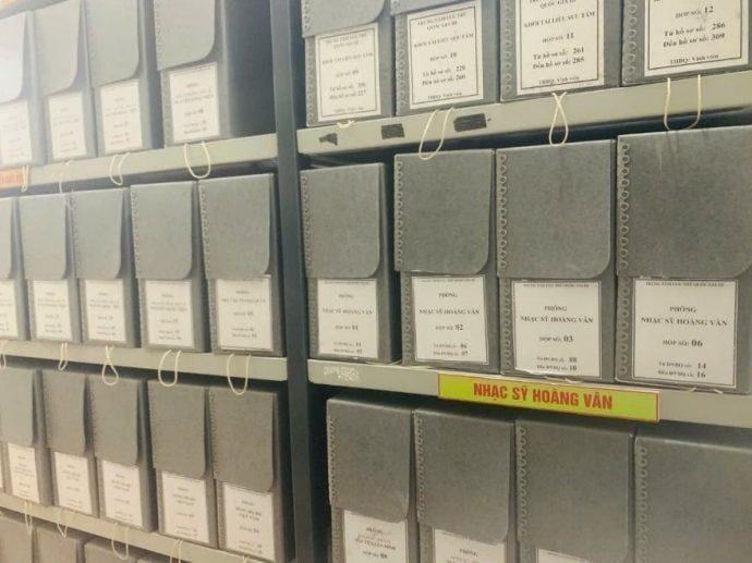 Hình ảnh kho và giá bảo quản tài liệu của nhạc sĩ Hoàng Vân