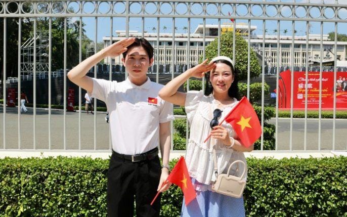 Hội trường Thống Nhất ‘cháy vé’ dịp 30.4: Giới trẻ hào hứng check-in