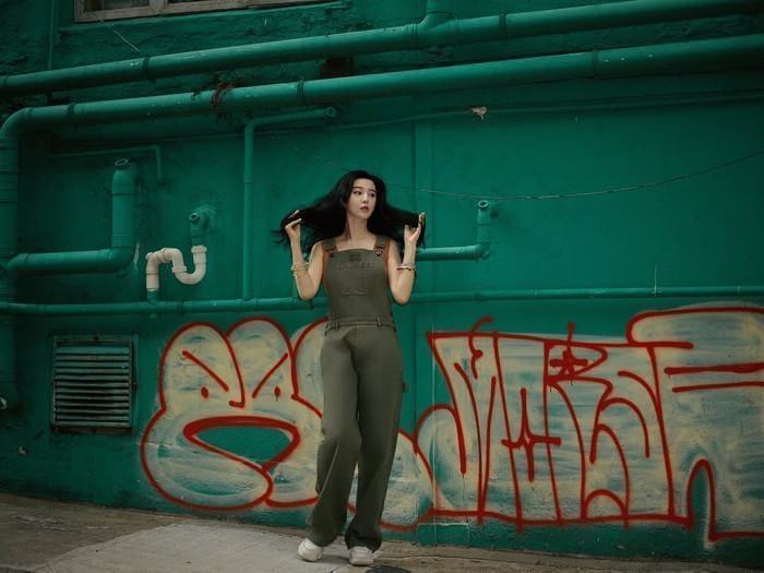 Phạm Băng Băng thể hiện tinh thần trẻ trung với quần yếm. Ảnh: IGNV