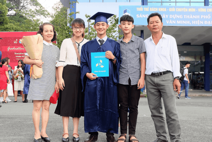 Chuyện tình 12 năm: Chú rể khóc khi cô dâu mặc đồng phục học sinh ở lễ cưới - 5 Chuyện tình 12 năm: Chú rể khóc khi cô dâu mặc đồng phục học sinh ở lễ cưới - 5