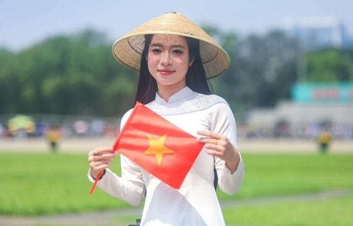 Dành 4 tiếng trang điểm để check-in ngoài Lăng Bác giữa trưa: Cố gắng dậy sớm lắm rồi, tới nơi vẫn có nhiều người sớm hơn- Ảnh 9.