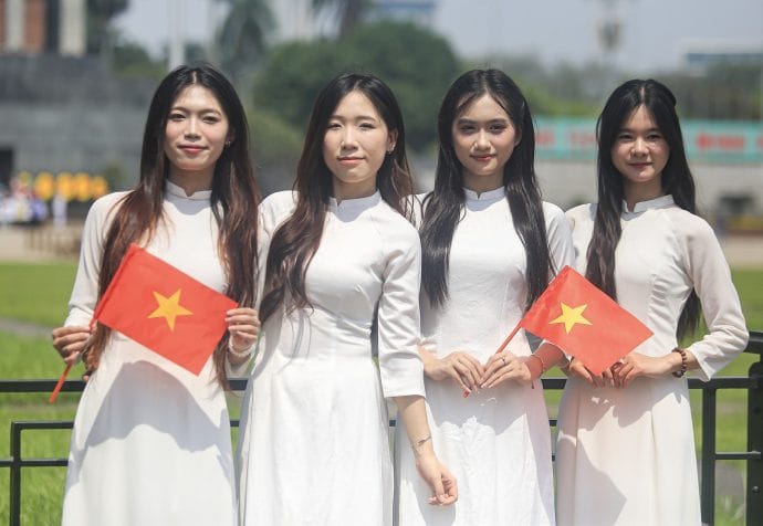 Dành 4 tiếng trang điểm để check-in ngoài Lăng Bác giữa trưa: Cố gắng dậy sớm lắm rồi, tới nơi vẫn có nhiều người sớm hơn- Ảnh 2.