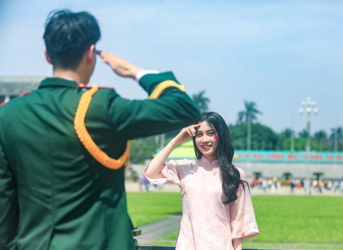 Dành 4 tiếng trang điểm để check-in ngoài Lăng Bác giữa trưa: Cố gắng dậy sớm lắm rồi, tới nơi vẫn có nhiều người sớm hơn- Ảnh 8.