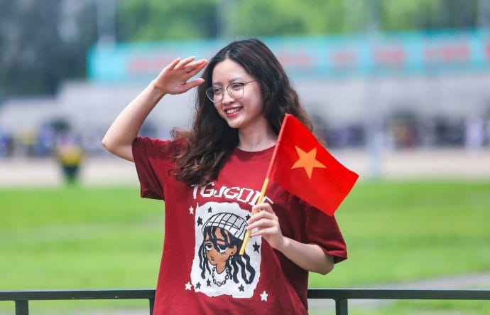 Dành 4 tiếng trang điểm để check-in ngoài Lăng Bác giữa trưa: Cố gắng dậy sớm lắm rồi, tới nơi vẫn có nhiều người sớm hơn- Ảnh 6.