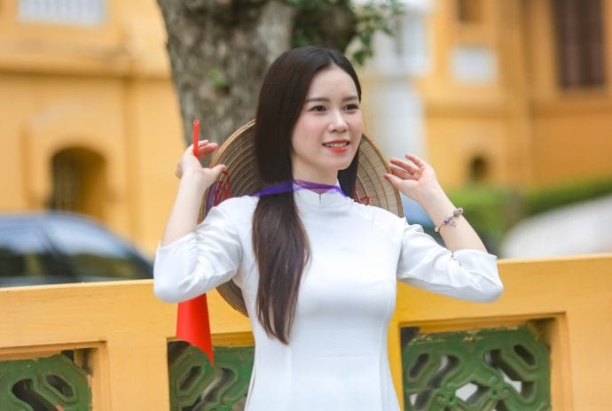 Dành 4 tiếng trang điểm để check-in ngoài Lăng Bác giữa trưa: Cố gắng dậy sớm lắm rồi, tới nơi vẫn có nhiều người sớm hơn- Ảnh 5.