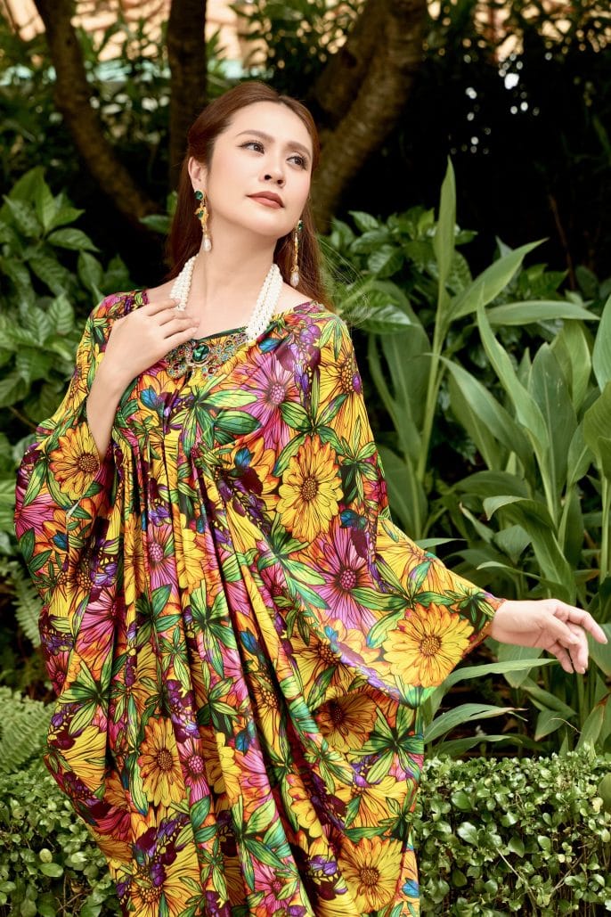 Diễn viên Thanh Thúy khoe vẻ đẹp không tuổi với đầm chất liệu lụa - 5