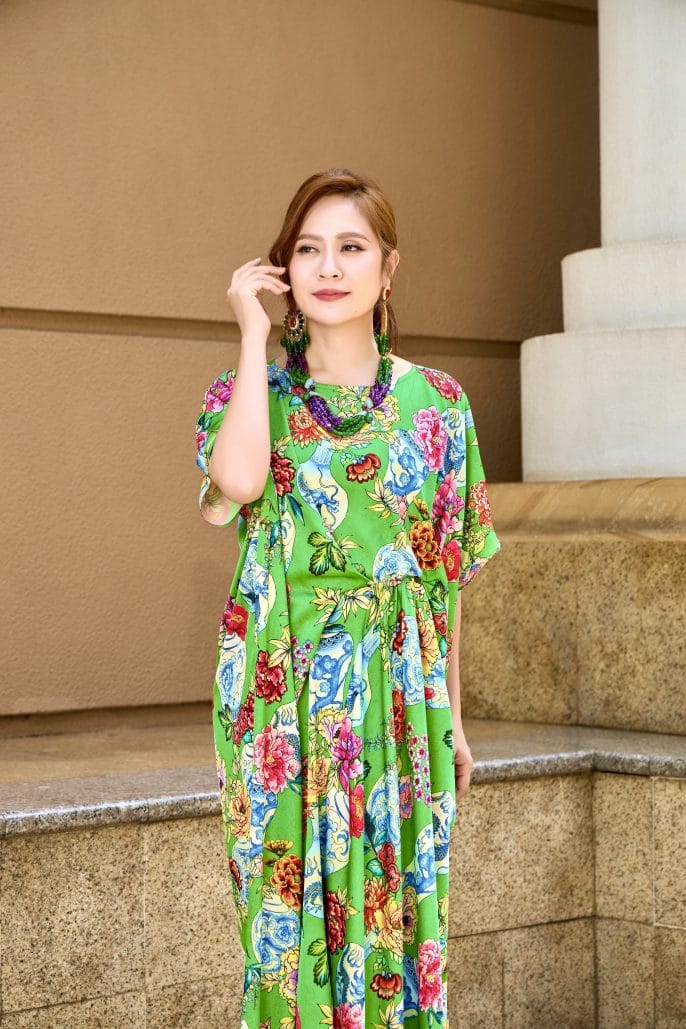 Diễn viên Thanh Thúy khoe vẻ đẹp không tuổi với đầm chất liệu lụa - 1