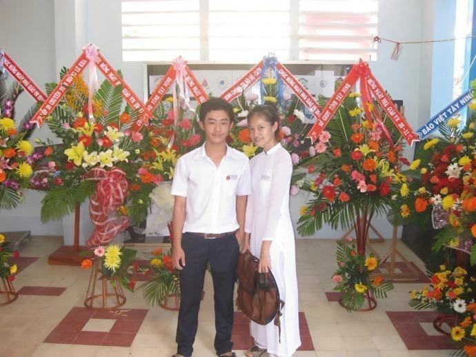 Chuyện tình 12 năm: Chú rể khóc khi cô dâu mặc đồng phục học sinh ở lễ cưới - 4 Chuyện tình 12 năm: Chú rể khóc khi cô dâu mặc đồng phục học sinh ở lễ cưới - 4