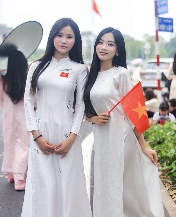 Dành 4 tiếng trang điểm để check-in ngoài Lăng Bác giữa trưa: Cố gắng dậy sớm lắm rồi, tới nơi vẫn có nhiều người sớm hơn- Ảnh 3.