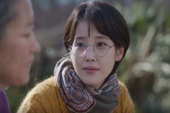 IU gây sốt với ngoại hình ‘mộc mạc đến lạ’ trong phim mới