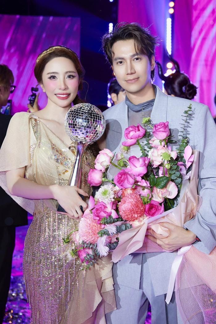 Việt Anh và Quỳnh Nga thường xuyên có những tương tác thân mật chẳng khác nào cặp đôi đang yêu.