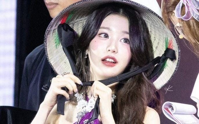 Jang Won Young ‘gây bão’ Việt Nam với hình ảnh đội nón lá đầy duyên dáng
