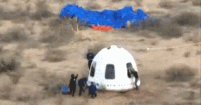 Jeff Bezos vấp ngã ‘gây bão’ khi vội đón hôn thê từ chuyến bay vũ trụ